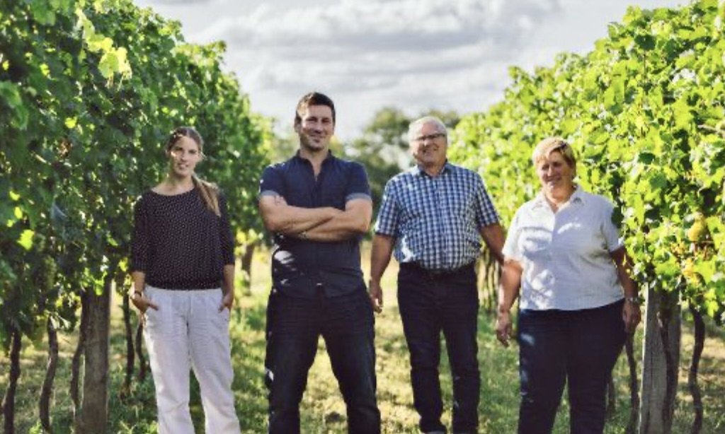 Natascha, Markus, Walter und Brigitte Pfeiffer im Weingarten